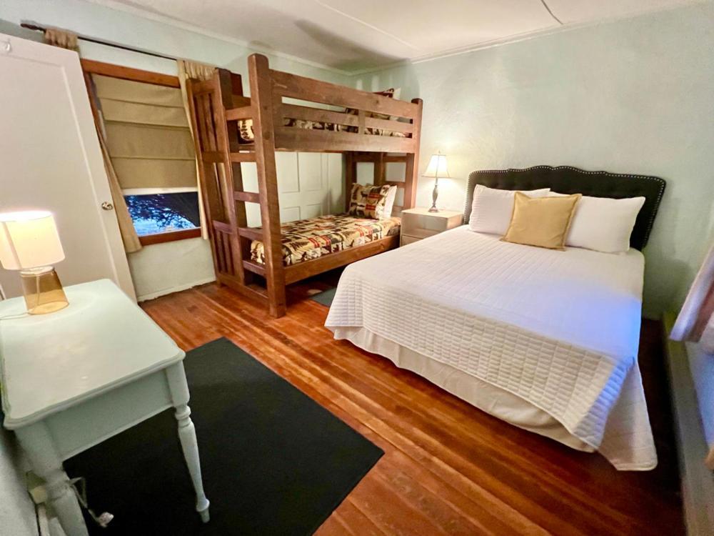 Mile High Ranch Hotel Бисби Екстериор снимка
