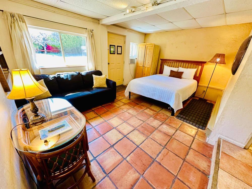 Mile High Ranch Hotel Бисби Стая снимка