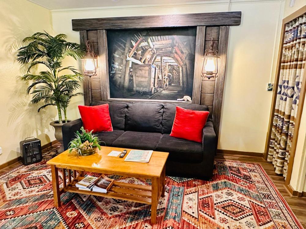 Mile High Ranch Hotel Бисби Стая снимка